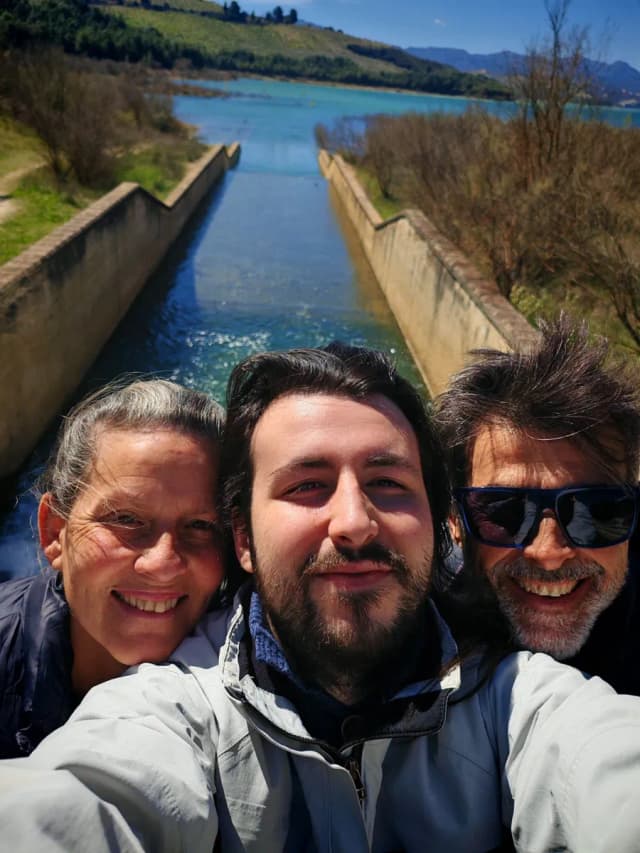 Con mi familia junto a un embalse