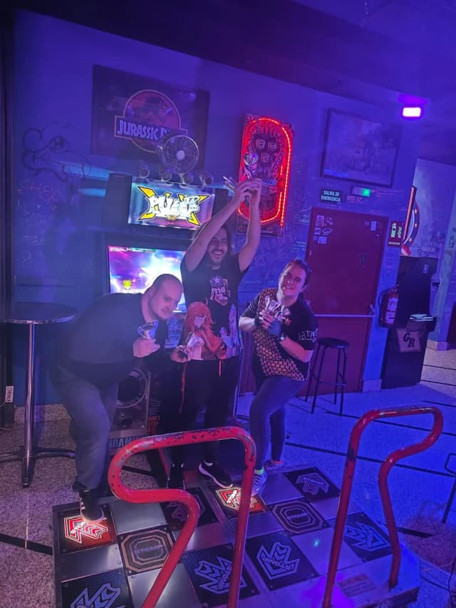 Con trofeos en un torneo de Pump It Up